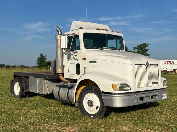international-semi-with-flatbed-image-6