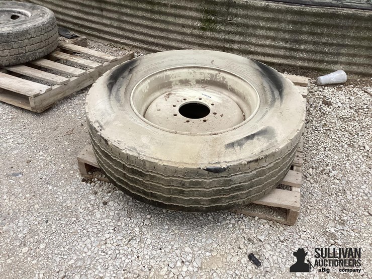 305/70r22.5-tire-&-rim-image-4