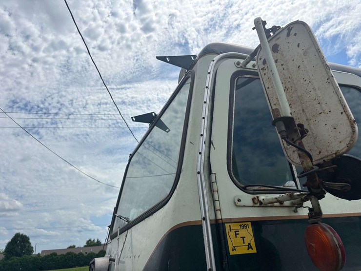 white-freightliner-cabover-semi-image-31