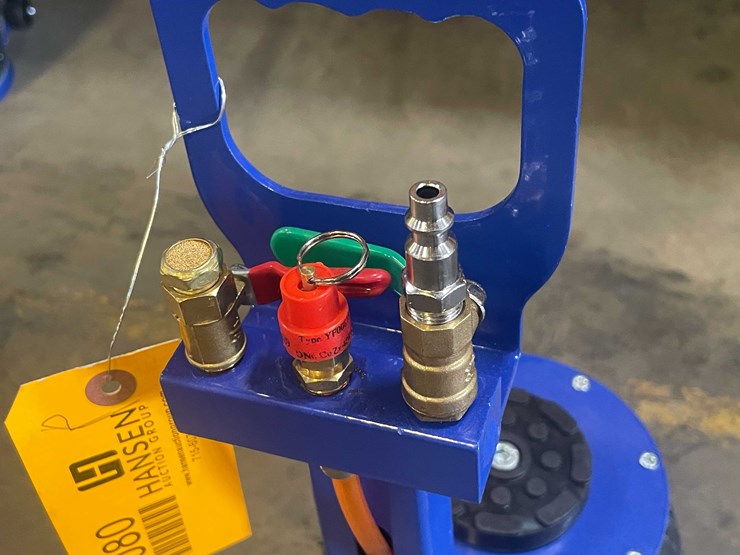 #2080-•-pneumatic-6,600-lb.-lift-capacity-air-jack-(pr6)-image-2