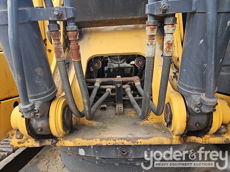 2011-deere-250g-lc-image-32