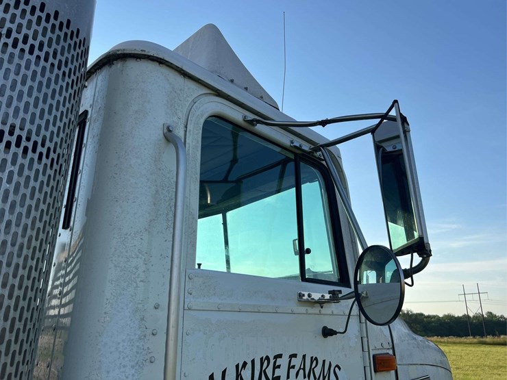 international-semi-with-flatbed-image-72