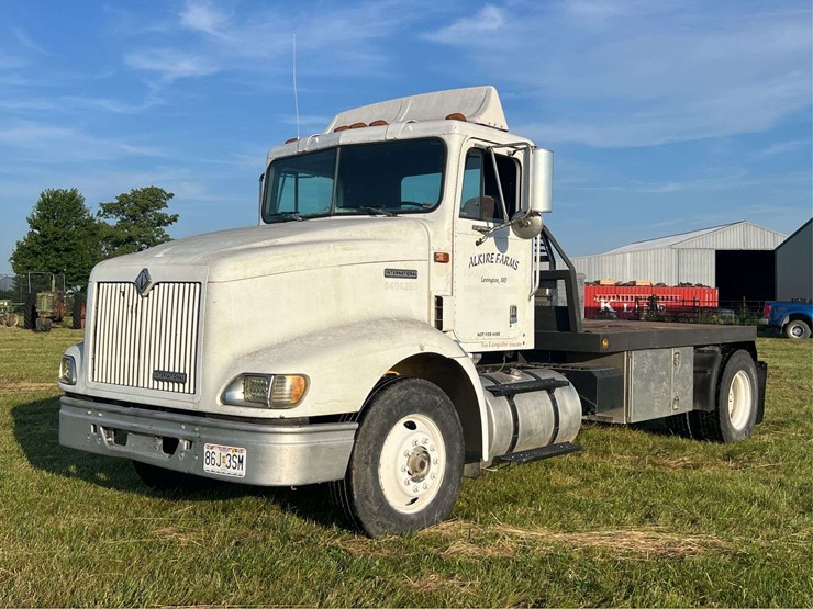 international-semi-with-flatbed-image-1