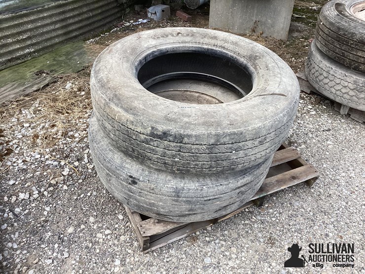 305/70r22.5-tires-&-rim-image-1