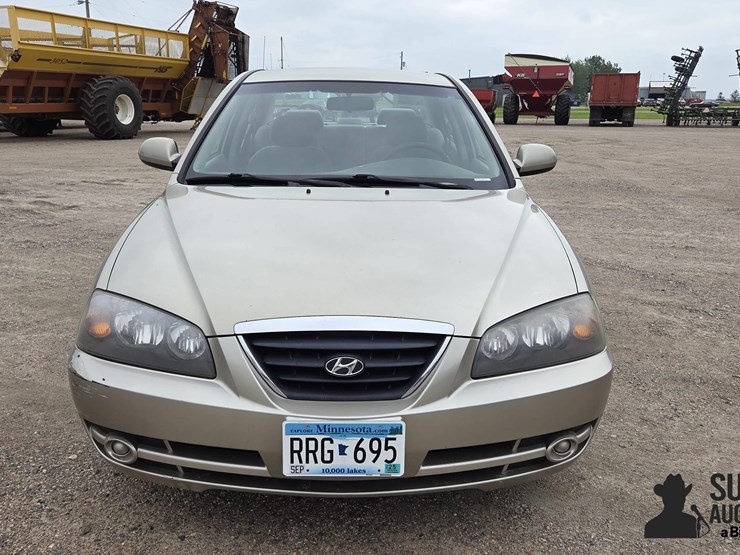 2005-hyundai-elantra-4-door-sedan-image-2