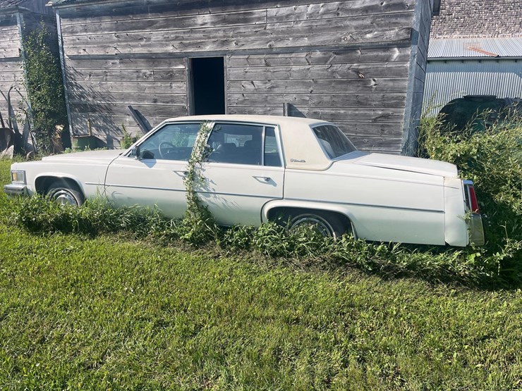 cadillac-deville-sedan-image-2
