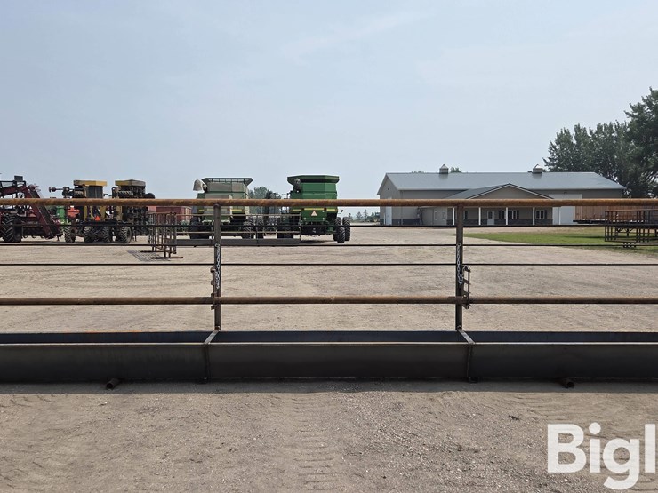 24'-free-standing-panel-w/-feed-trough-image-2