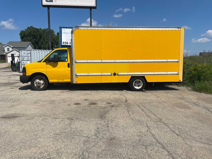 #1296-•-2012-gmc-savana-box-truck-(has-wi-title)-(of)-image-1
