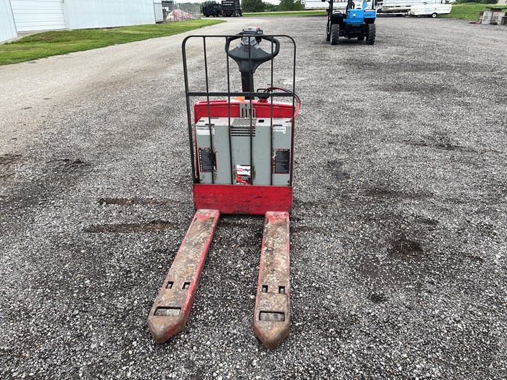 #6400-•-raymond-electric-pallet-jack-image-2
