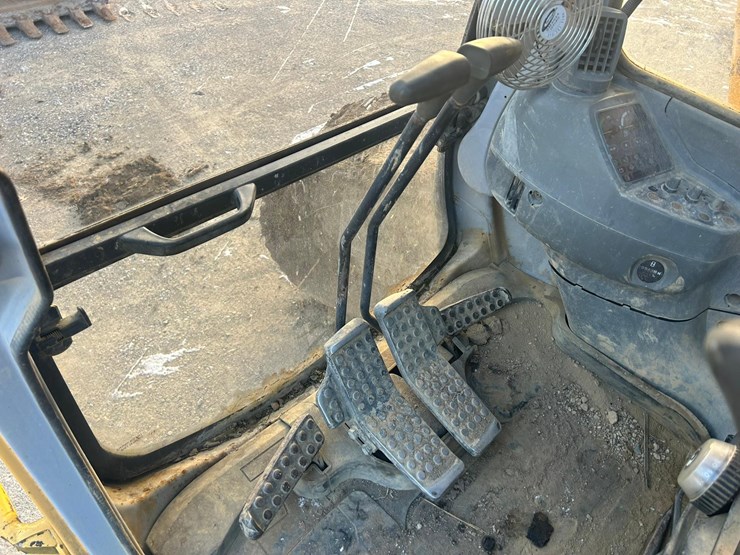 2005-deere-450-lc-image-56