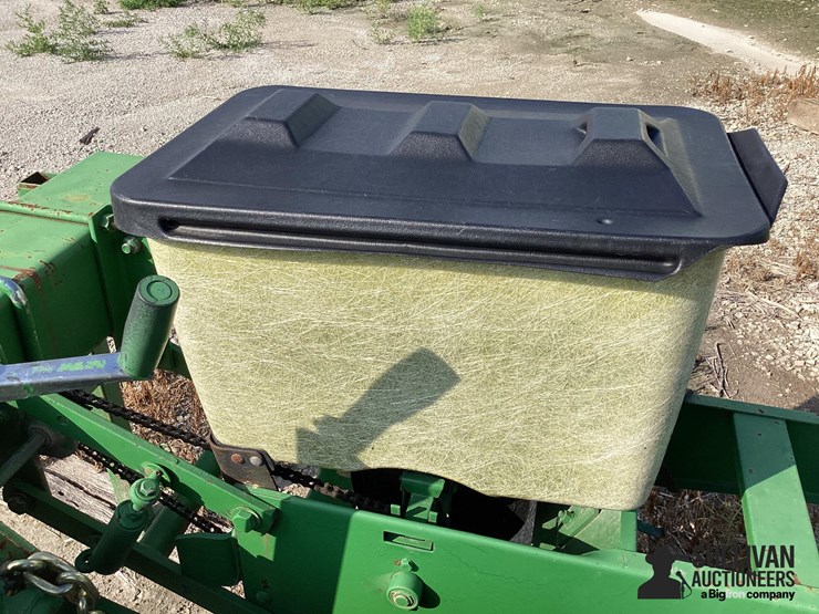 john-deere-2r30"-3-pt-planter-image-13