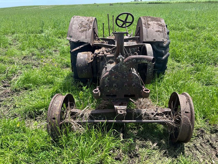 john-deere-unstyled-model-d-image-9