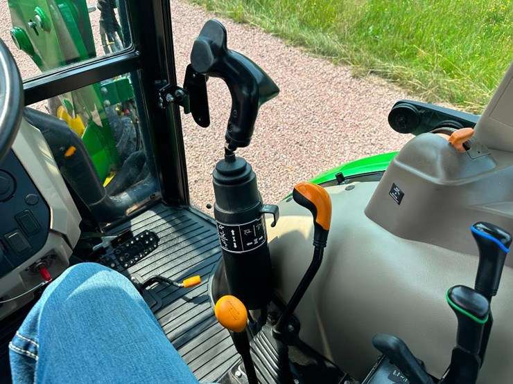 2020-john-deere-5075e-image-48