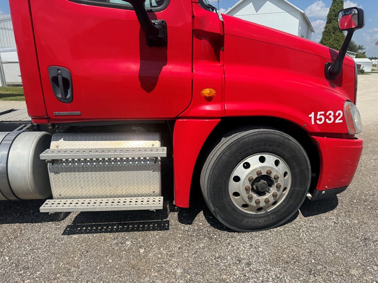 #6246-•-2011-freightliner-cascadia-semi-tractor-(has-wi-title)-image-85