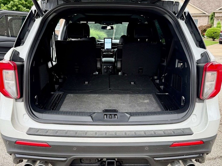 2023-ford-explorer-image-12