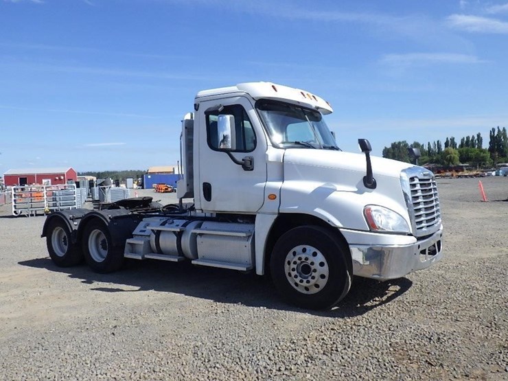 2012-freightliner-cascadia-125-image-2