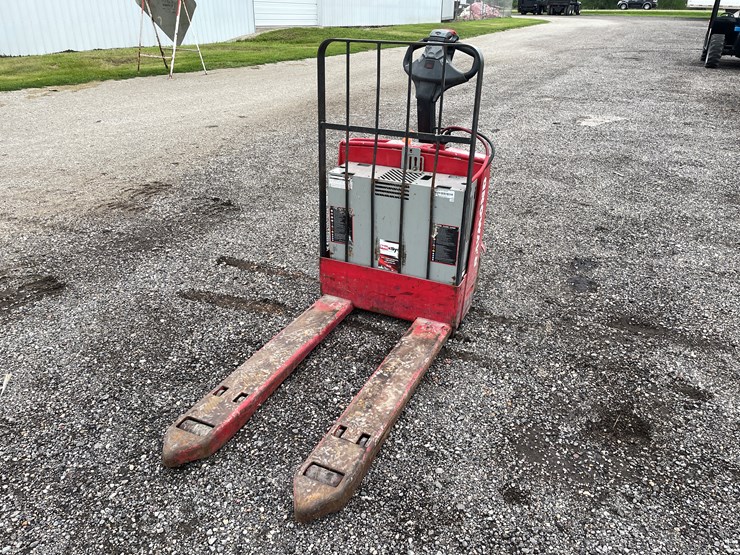 #6400-•-raymond-electric-pallet-jack-image-1