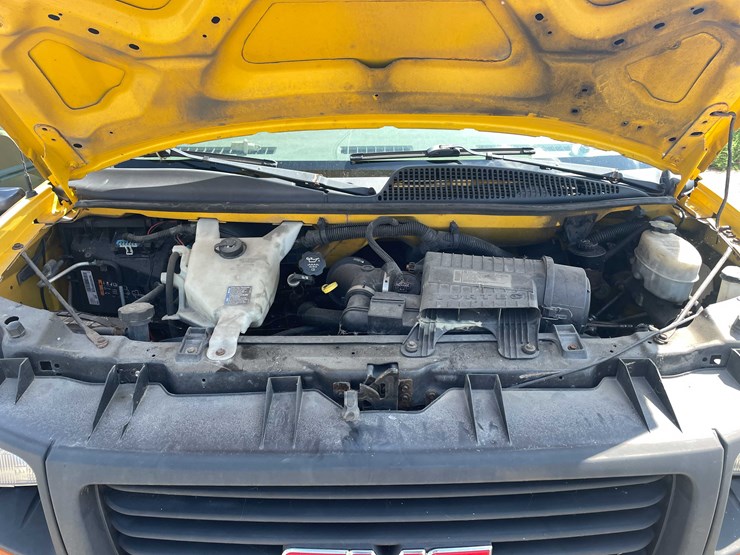 #1296-•-2012-gmc-savana-box-truck-(has-wi-title)-(of)-image-8