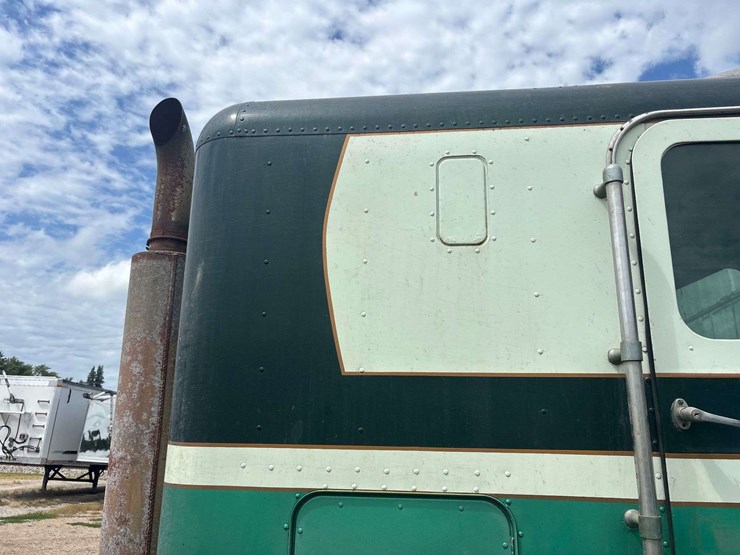white-freightliner-cabover-semi-image-66