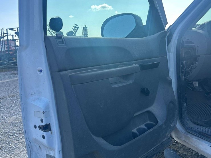 2011-chevy-2500-ext-cab-4x4-pickup-image-33
