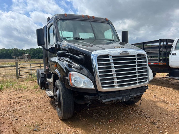 2018-freightliner-t/a-daycab-truck-*inop-image-5