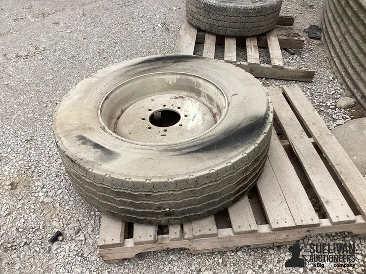 305/70r22.5-tire-&-rim-image-1