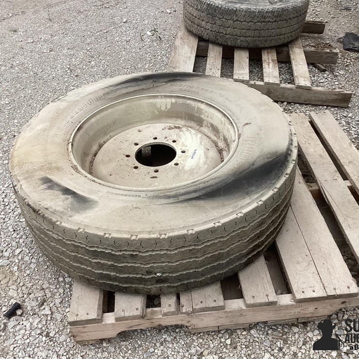 305/70R22.5 Tire & Rim