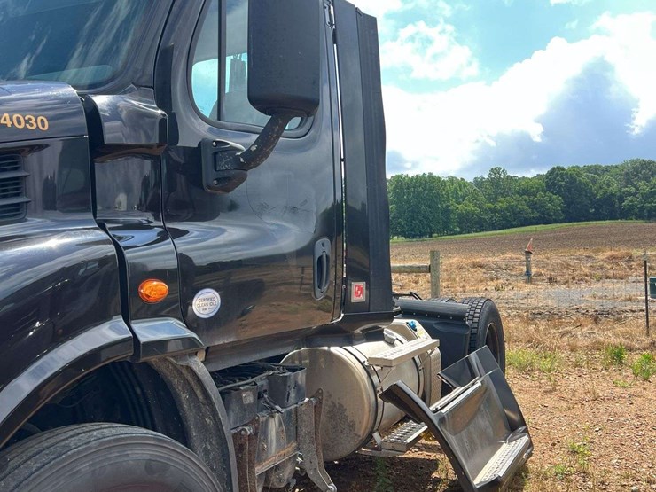 2015-freightliner-s/a-daycab-truck-*inop-image-11