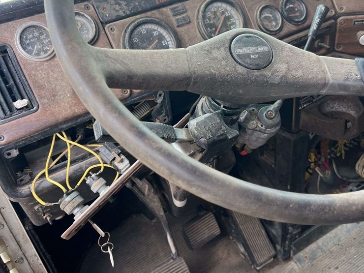 1996-freightliner-t/a-sleeper-semi-truck-*inop-image-29