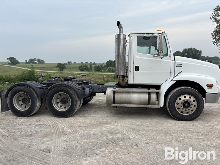 2000-freightliner-fl112-image-4