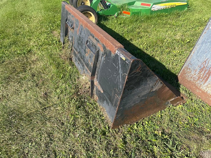 john-deere-light-material-bucket-image-1