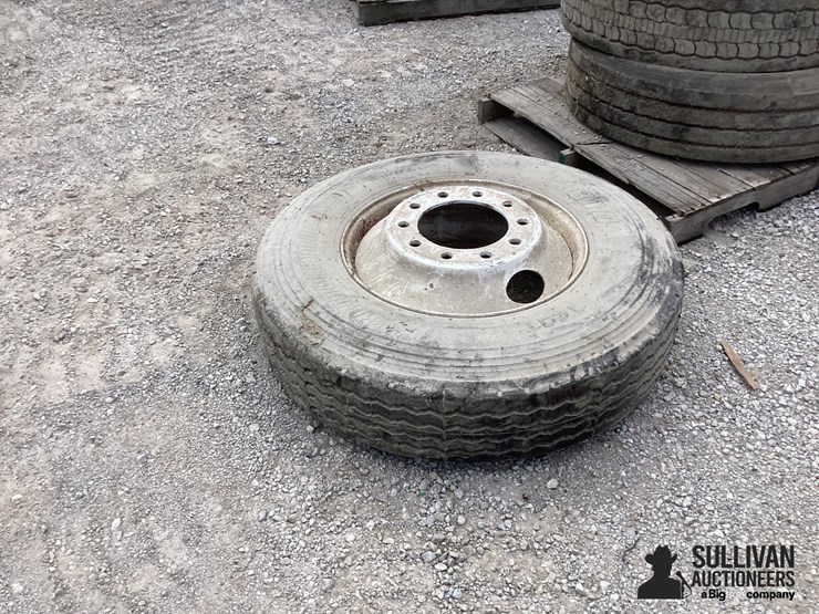 11r22.5-rim-&-tire-image-8