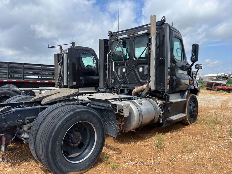 2017-freightliner-s/a-daycab-truck-*inop-image-4
