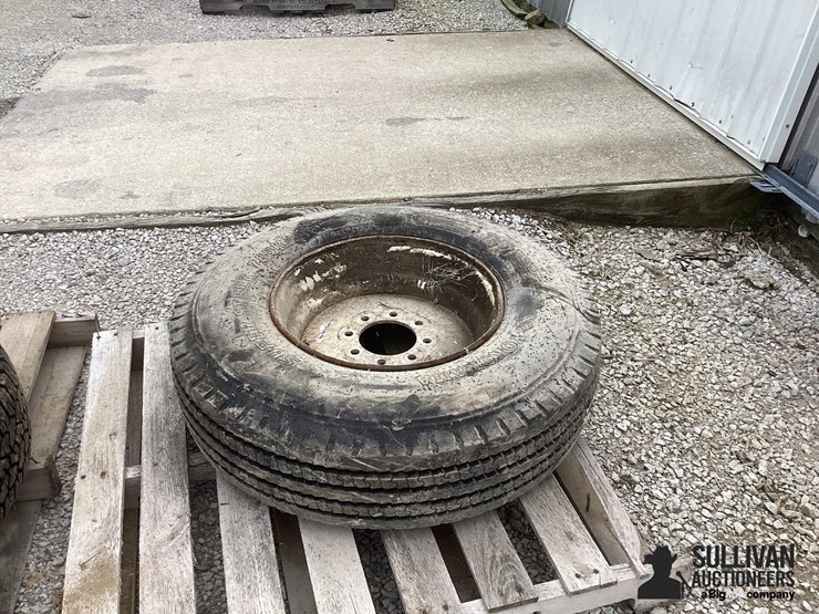 10r17.5-tire-&-rim-image-1