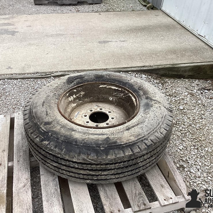 10R17.5 Tire & Rim