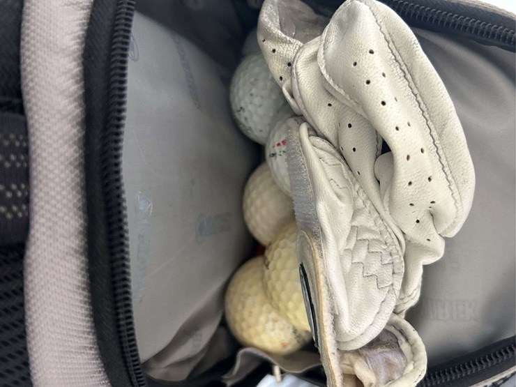budweiser-golf-bag-&-spalding-clubs-image-4