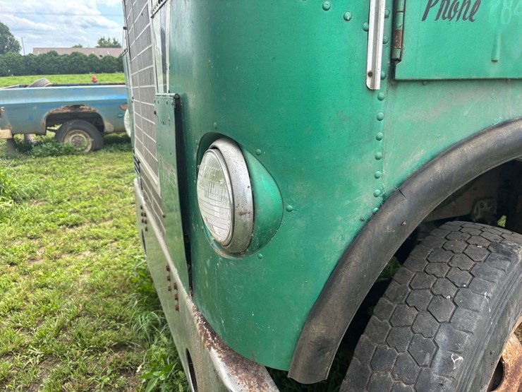 white-freightliner-cabover-semi-image-29