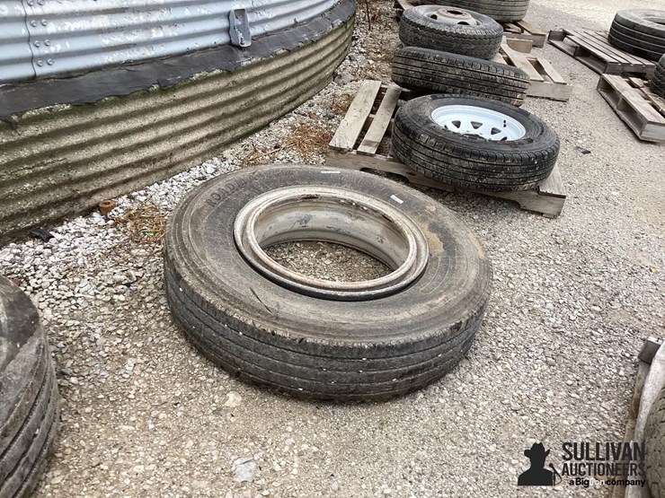 11r24.5-tire-&-rim-image-4