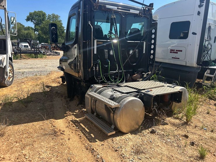 2017-freightliner-daycab-truck-front-cut-off-*inop-image-2