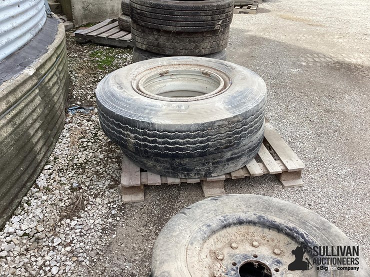 11r22.5-tires-&-rims-image-4