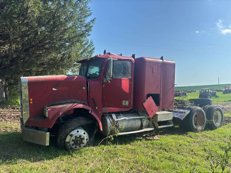 freightliner-semi-with-cummins-engine-image-1