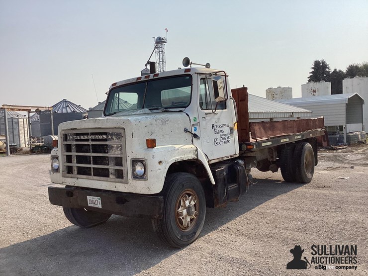 1980-international-2275-s/a-flatbed-truck-image-1