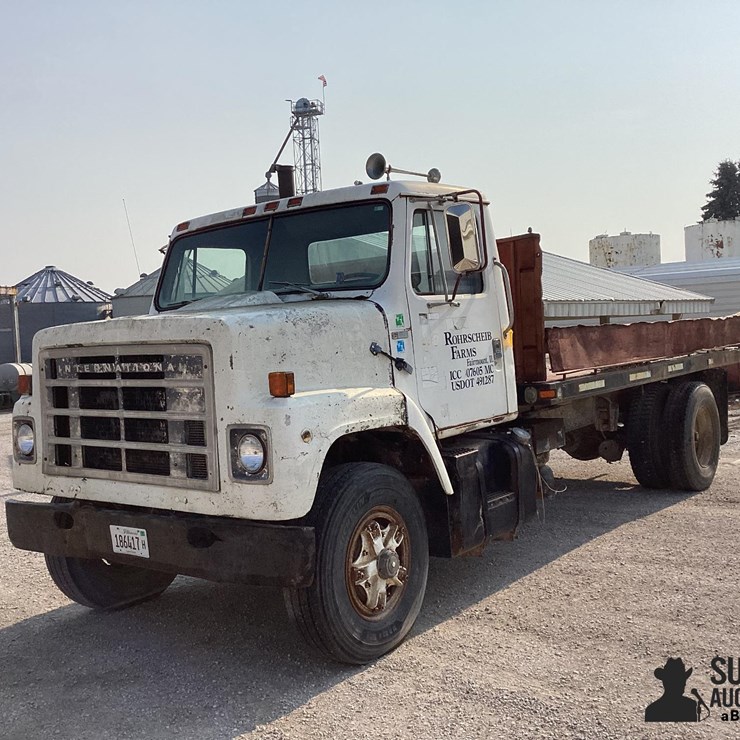 1980 International 2275 S/A Flatbed Truck