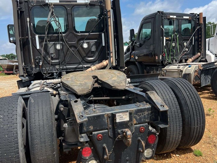 2017-freightliner-s/a-daycab-truck-*inop-image-3