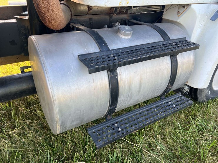 international-semi-with-flatbed-image-69