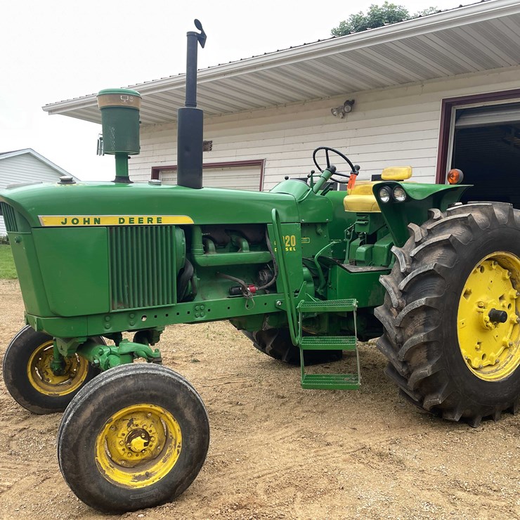 #6667 • 1968 John Deere Tractor