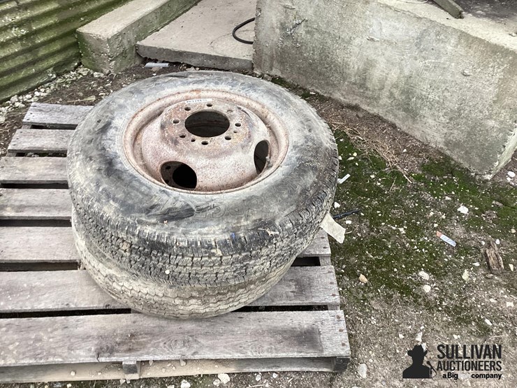 8.75r16.5-tires-&-rim-image-2