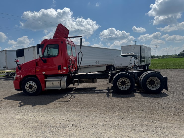 #6246-•-2011-freightliner-cascadia-semi-tractor-(has-wi-title)-image-60
