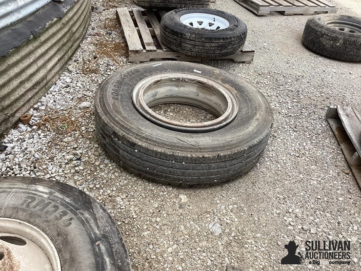 11r24.5-tire-&-rim-image-8