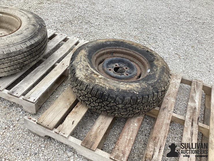 235/75r15-tire-&-rim-image-5